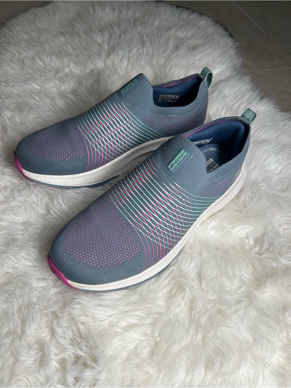 Skechers GOWALC Size 9 W Slip-On Knit Sneakers in Teal with Pink Accents